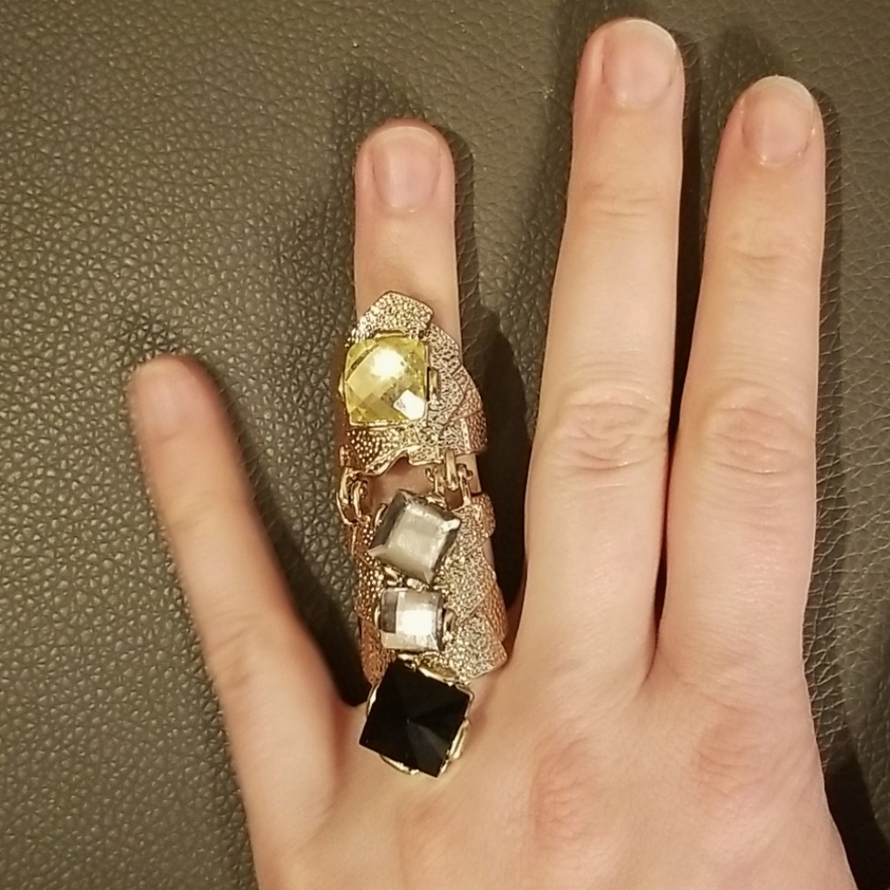 Tri stone fashion ring